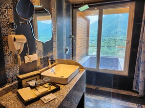 Sajjan chalet with Wading pool | Bathroom | Shower, rainfall showerhead, free toiletries, towels - Bamboo Saa Resort & Spa - Udaipur (Udaipur)