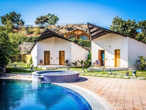 Pool side Patang cottage with open to sky hot tub and separate sitiing area | 1 bedroom, premium bedding, minibar, in-room safe - Bamboo Saa Resort & Spa - Udaipur (Udaipur)