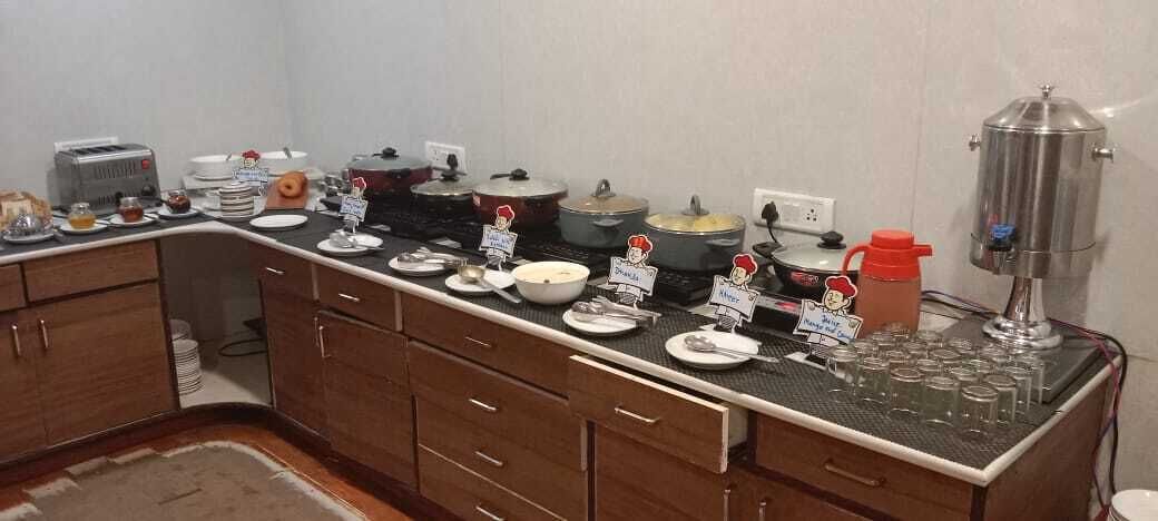 Una encimera de cocina con diversos utensilios, ollas y una máquina de café.