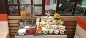 Desayuno buffet diario (INR 300 por persona)