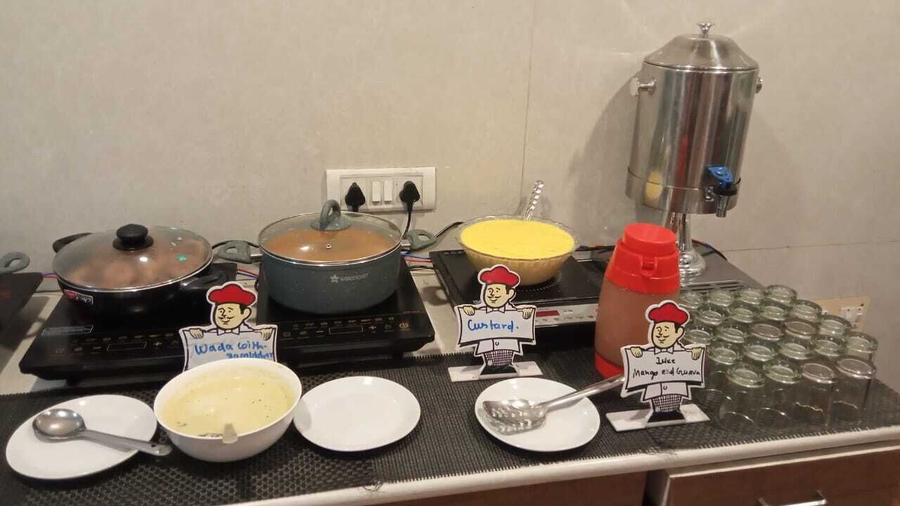 Un buffet proposant une variété de plats et d'accompagnements.