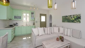 Villa - 2 soveværelser (Greco) | Opholdsområde | 42-tommers fladskærms-tv med satellitkanaler, LCD-tv, pejs