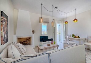 Villa superior, 3 habitaciones (Levante) | Sala de estar | Televisión LCD, chimenea y reproductor de DVD