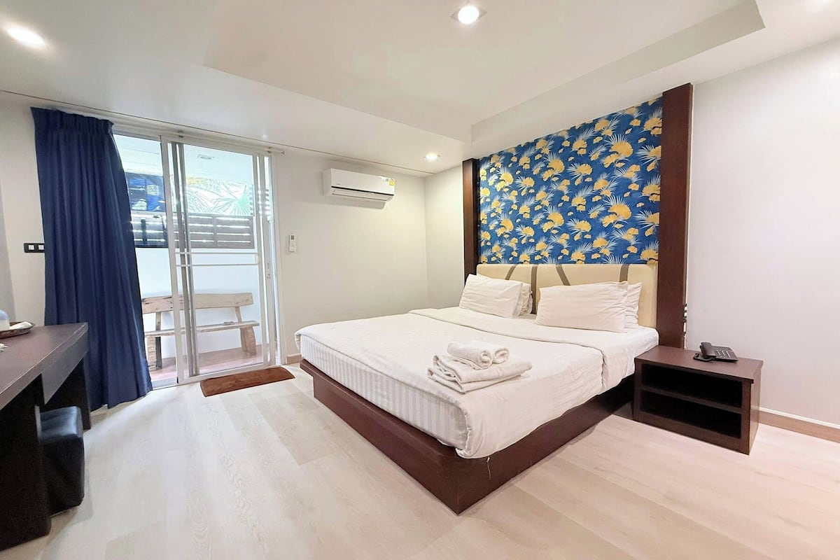 Desk, soundproofing, free WiFi, bed sheets
