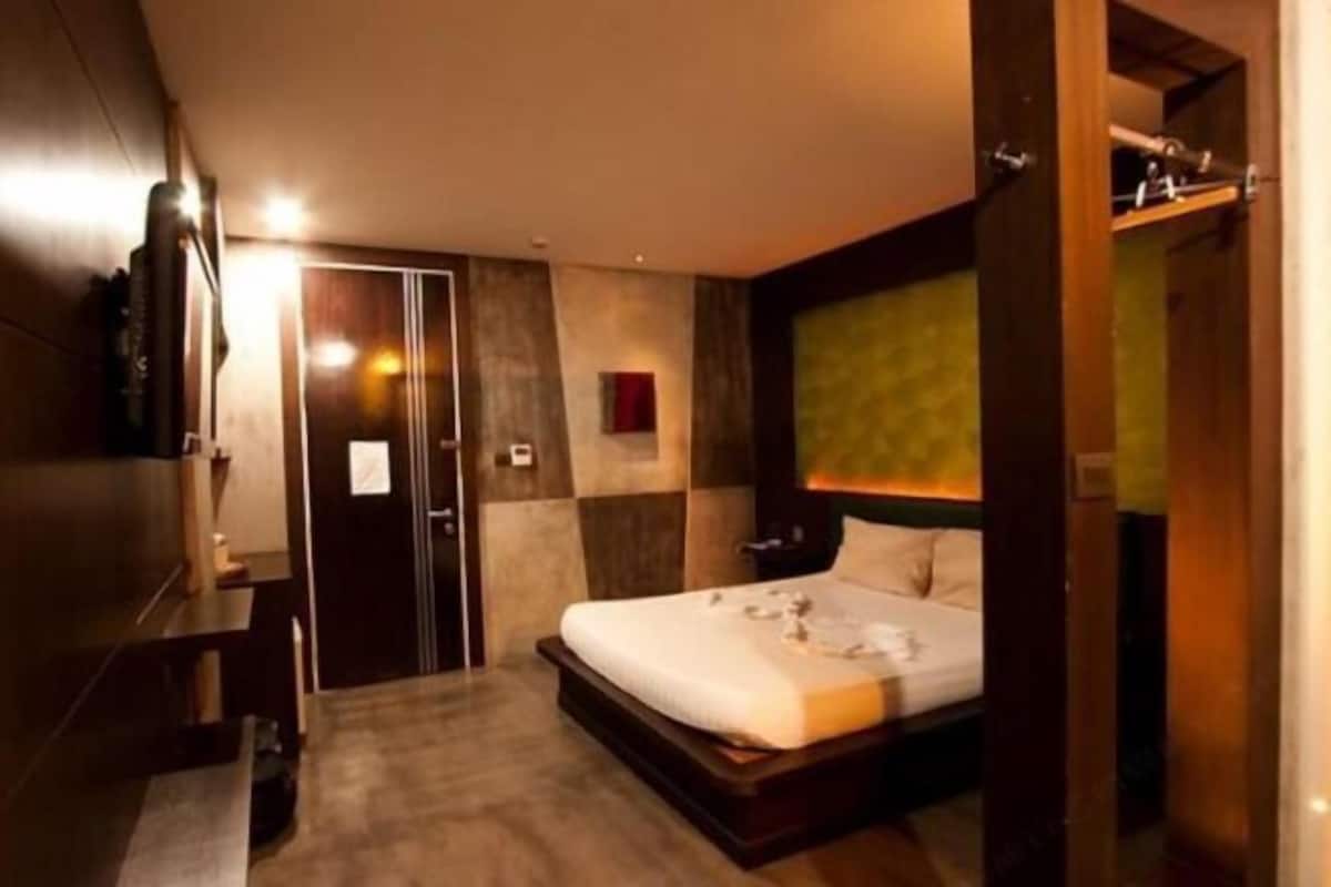 Desk, soundproofing, free WiFi, bed sheets