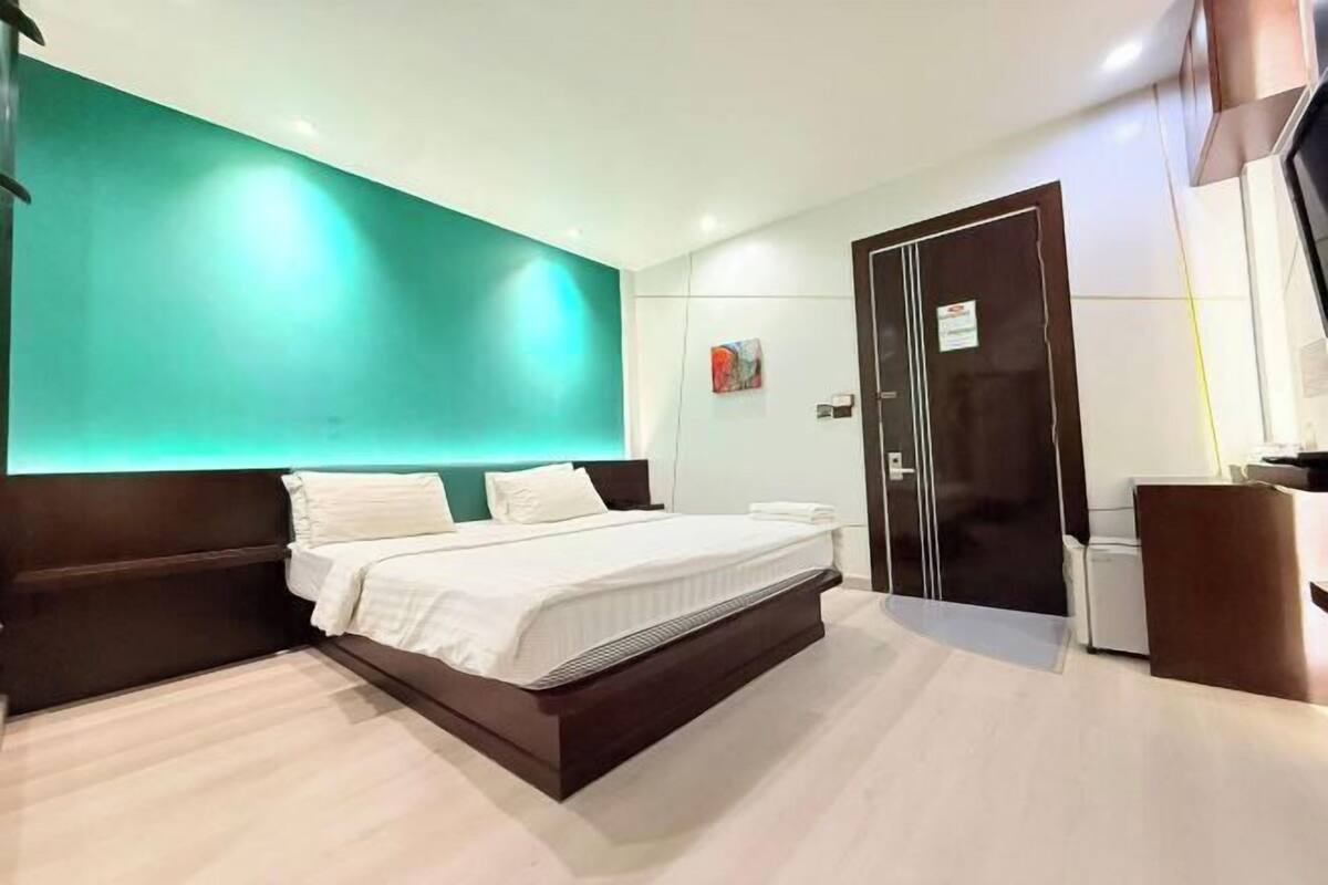 Desk, soundproofing, free WiFi, bed sheets