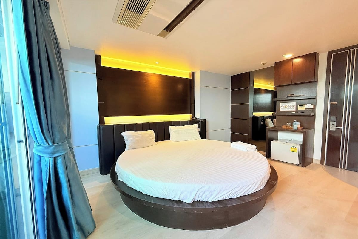 Desk, soundproofing, free WiFi, bed sheets