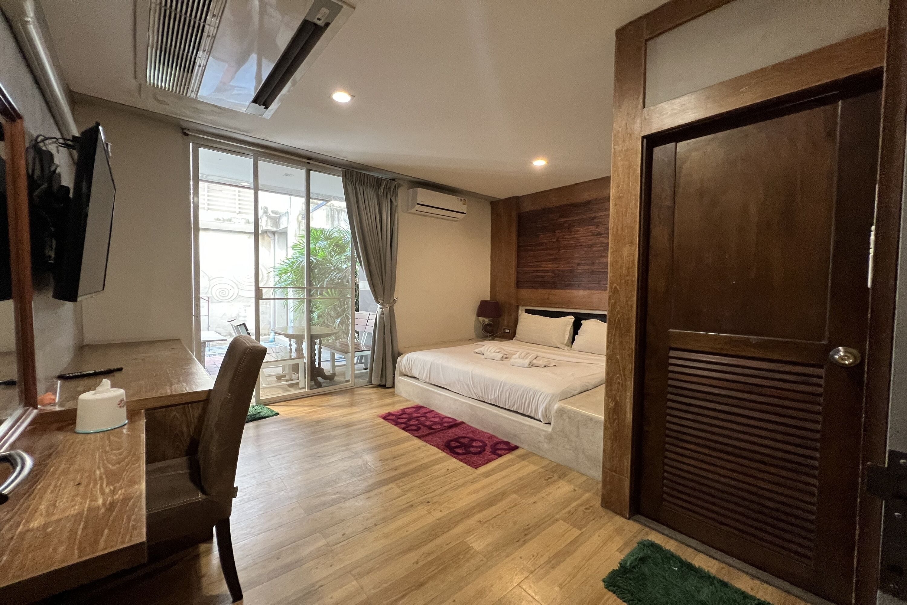 Executive-Suite, eigener Pool | Schreibtisch, schallisolierte Zimmer, kostenloses WLAN, Bettwäsche