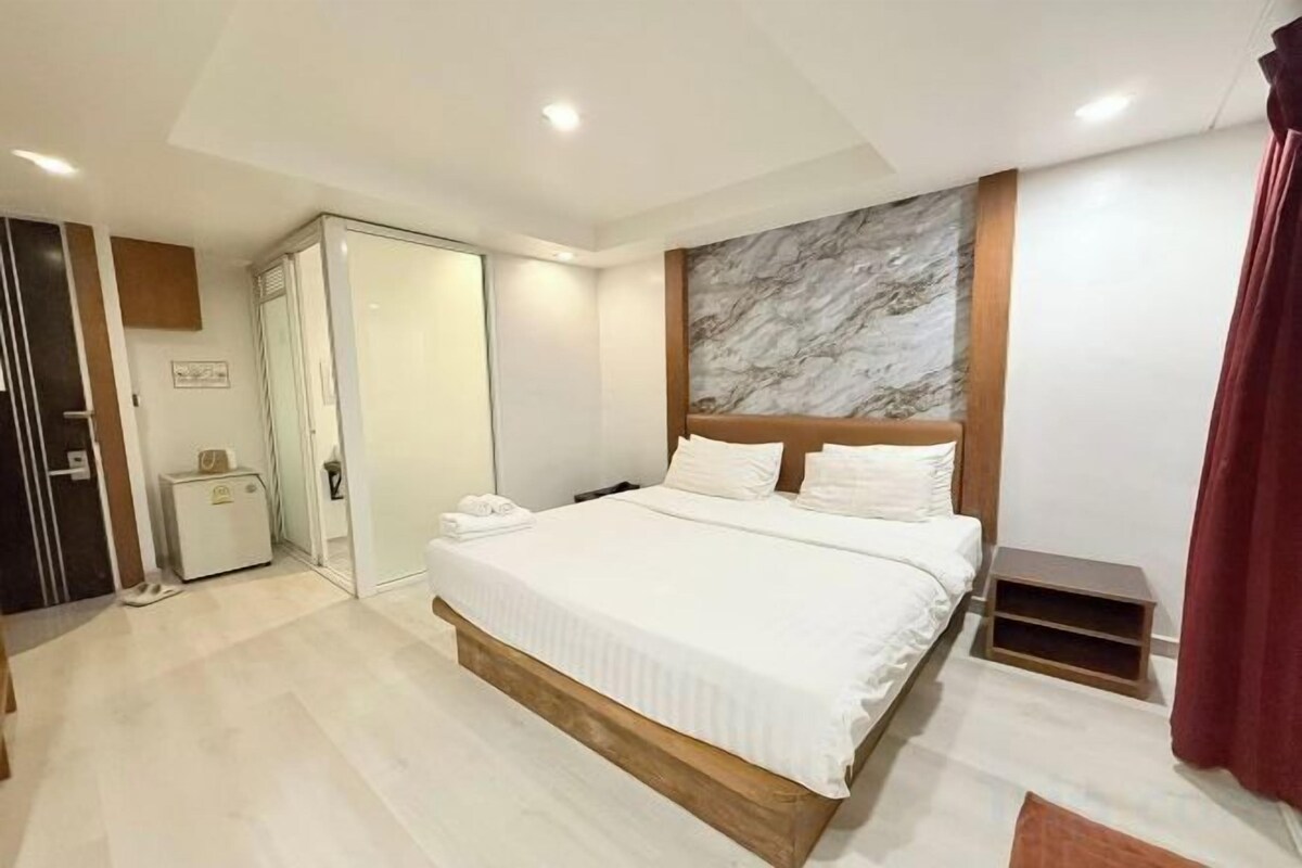 Escrivaninha, quartos à prova de som, Wi-Fi de cortesia, roupa de cama