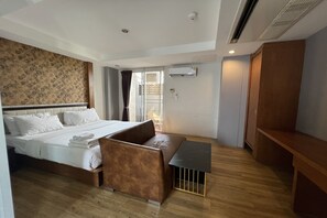 Desk, soundproofing, free WiFi, bed sheets - Eurna Resort (Bangkok)