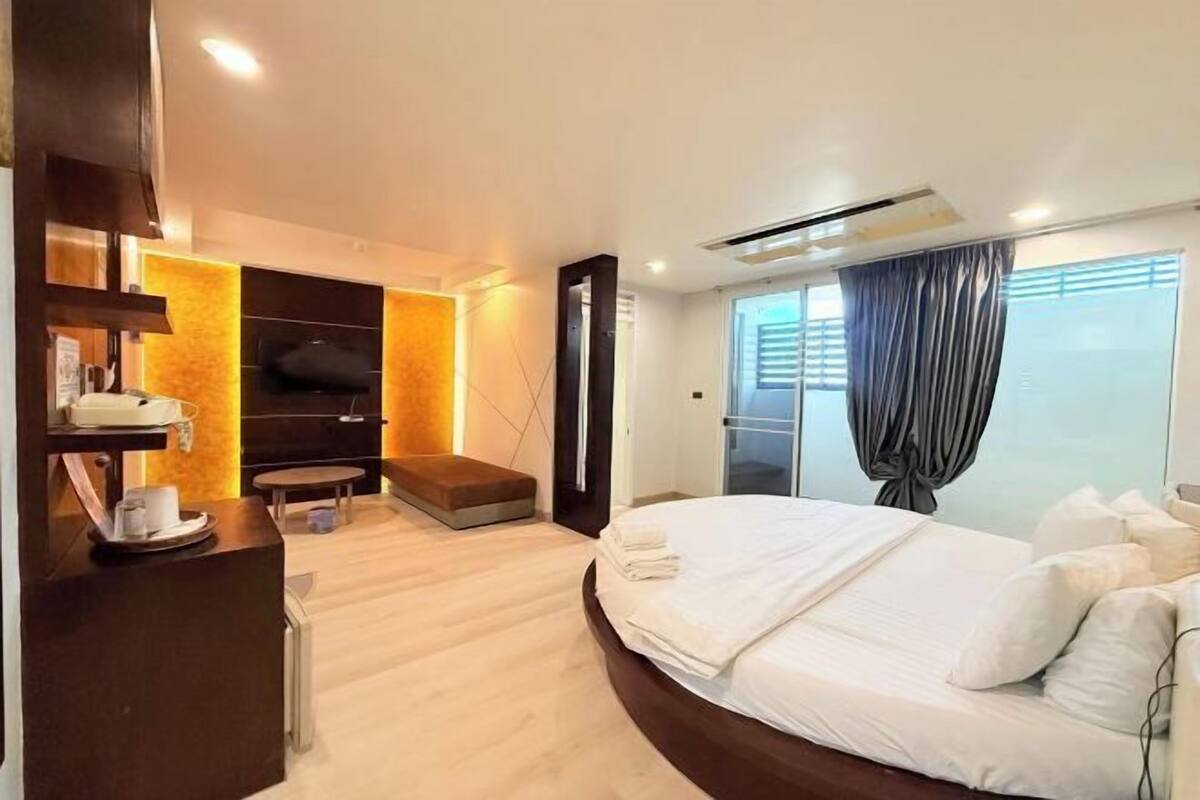 Desk, soundproofing, free WiFi, bed sheets