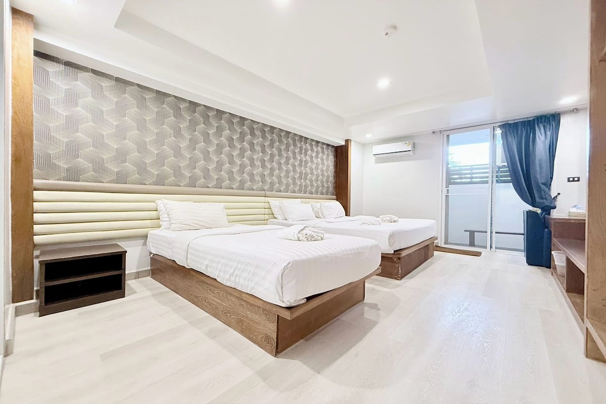 Desk, soundproofing, free WiFi, bed sheets