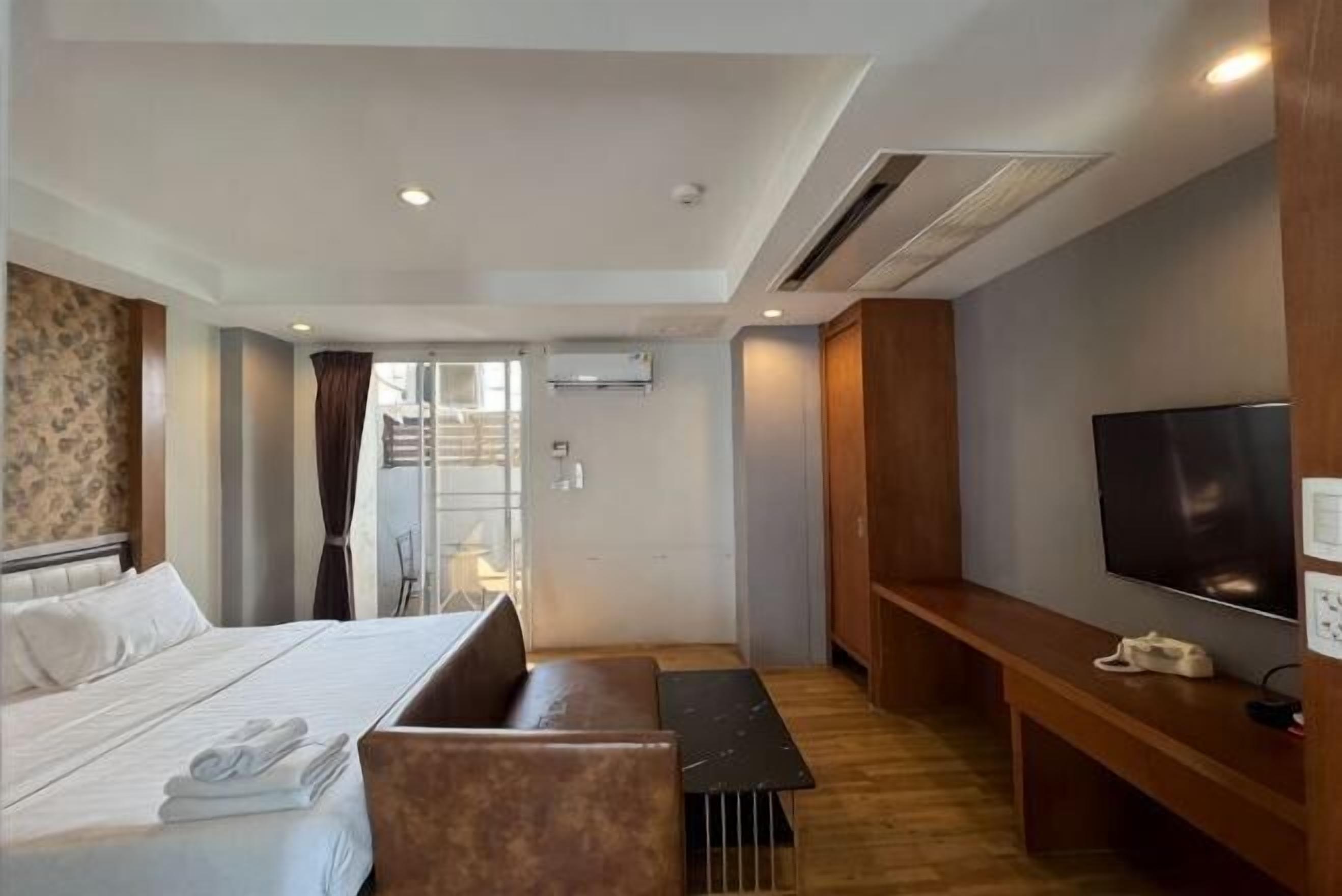 Desk, soundproofing, free WiFi, bed sheets