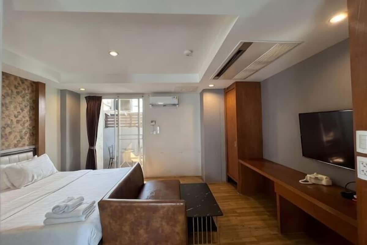 Desk, soundproofing, free WiFi, bed sheets