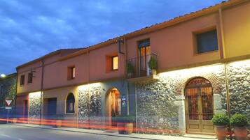 Voorkant accommodatie - avond/nacht