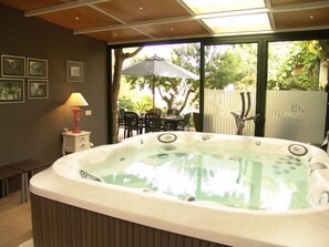 Bañera de hidromasaje cubierta