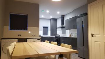 House, 6 Bedrooms | Private kitchenette | Fridge, microwave, oven, stovetop