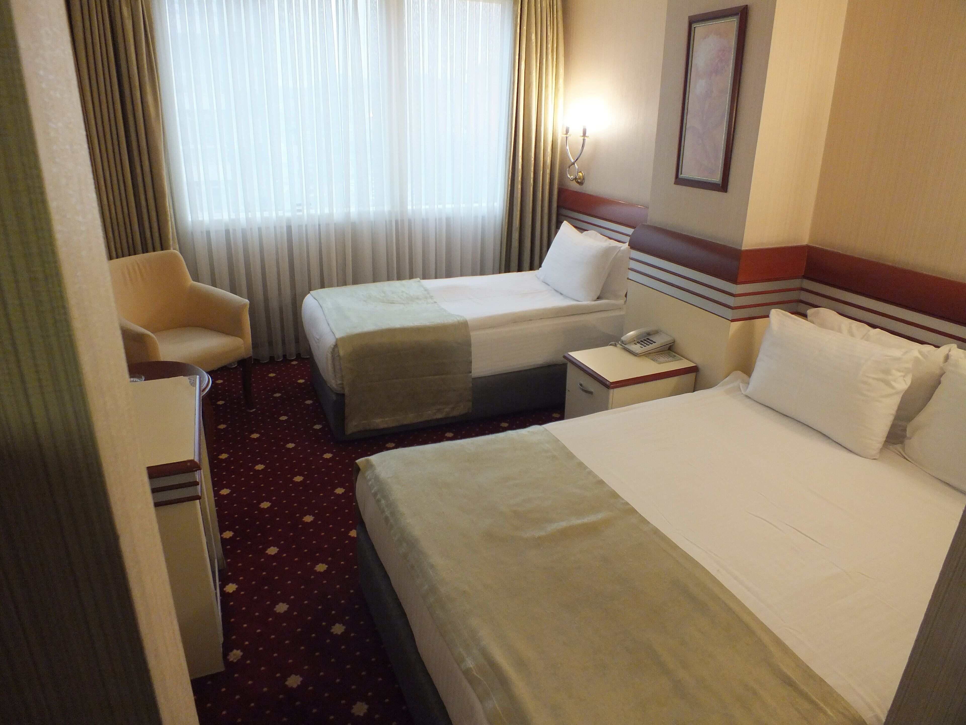 Caja de seguridad en la habitación y espacio para trabajar con laptop 