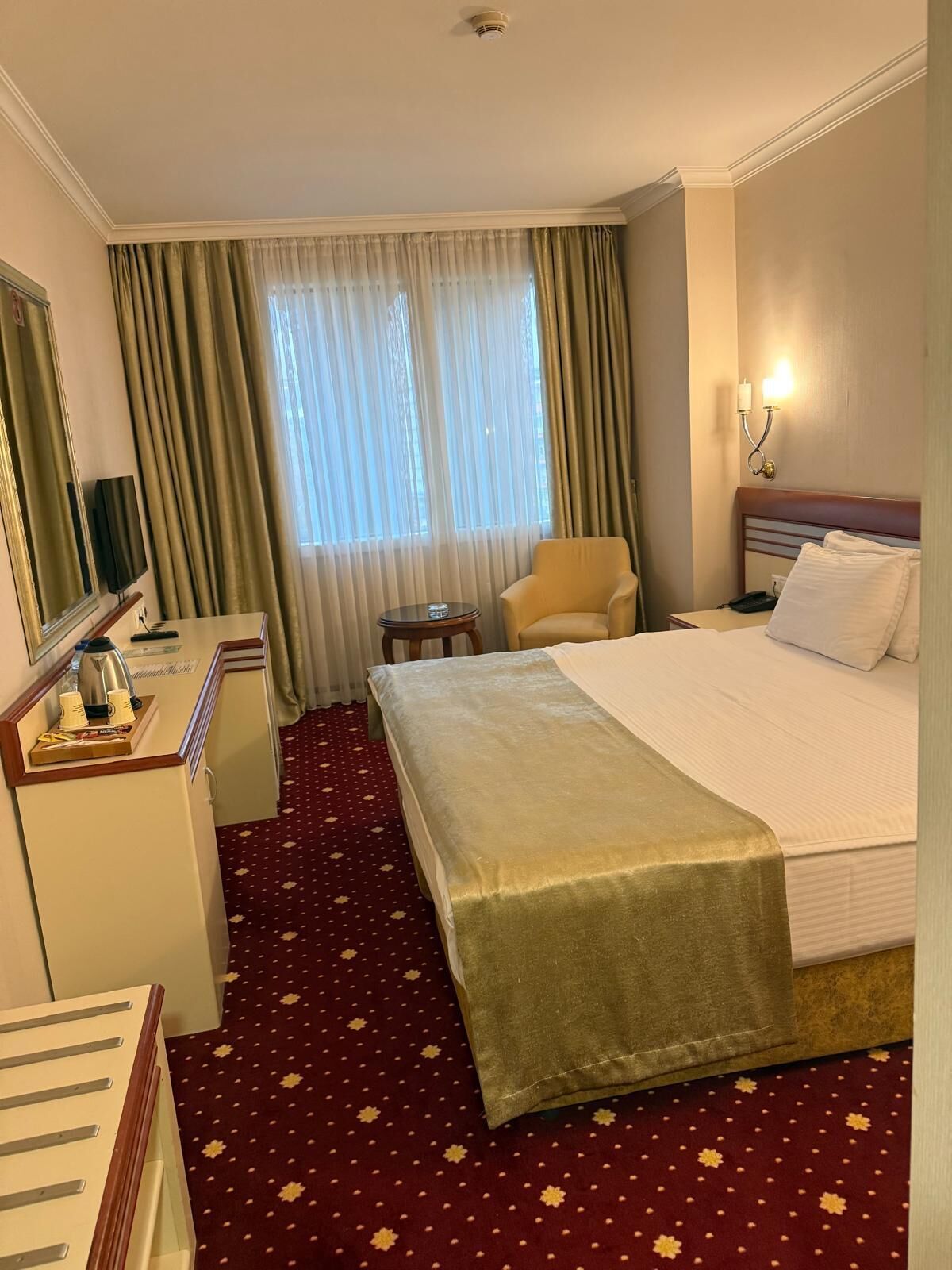 Caja de seguridad en la habitación y espacio para trabajar con laptop 