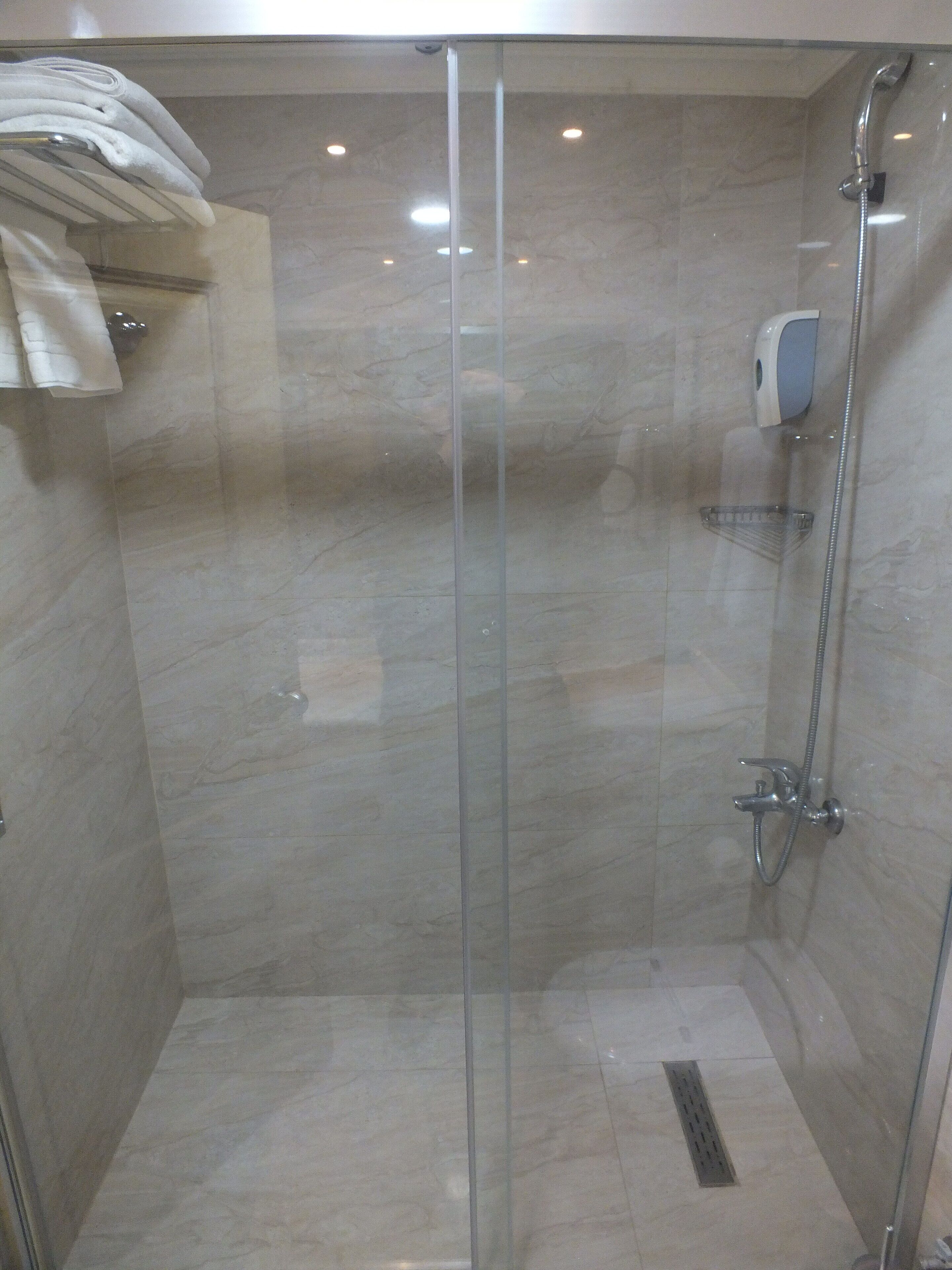 Bañera con ducha, batas, pantuflas, toallas