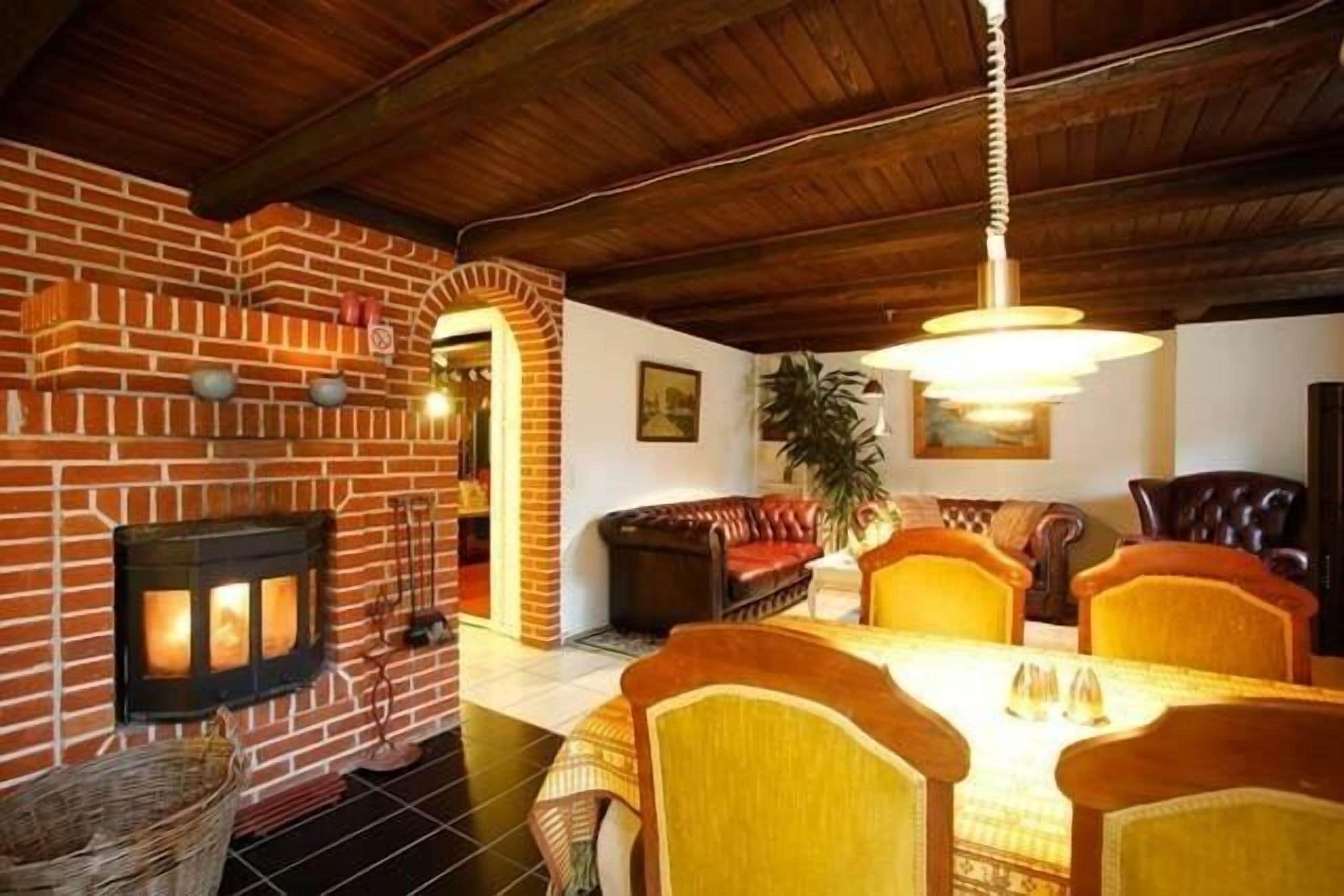 Familienapartment, 2 Schlafzimmer, Kamin | Essbereich im Zimmer