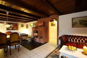 Departamento familiar, 2 habitaciones, chimenea | Área de sala de estar | Televisión de pantalla plana de 55 pulgadas con canales por cable 