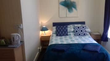ダブルルーム (with Small Double Bed) | 客室ごとに異なる装飾、客室ごとに異なるインテリア、WiFi (無料)、ベッドシーツ