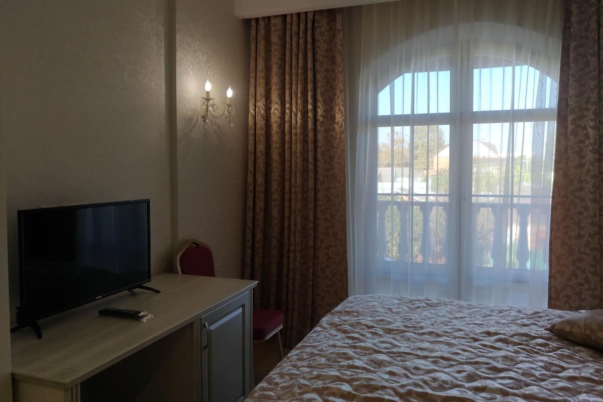 Standaard kamer | Luxe beddengoed, een kluis op de kamer, een bureau