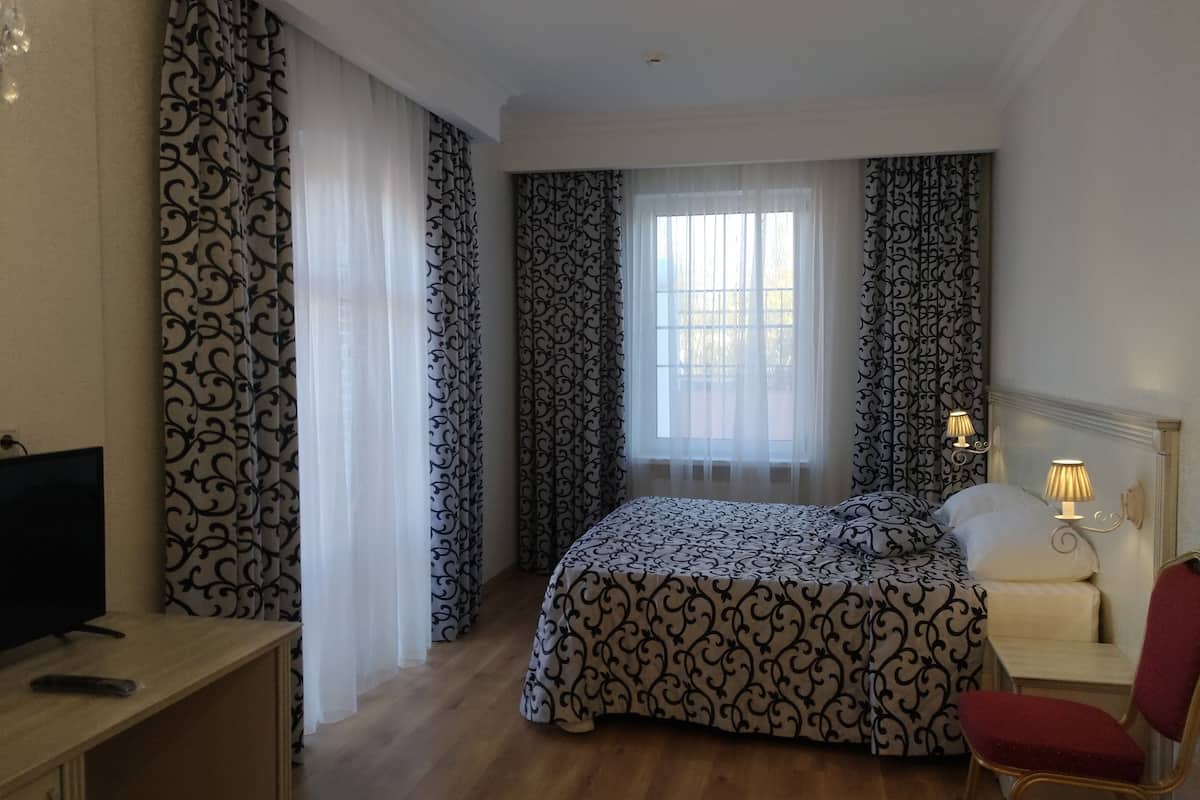 Studio suite | Luxe beddengoed, een kluis op de kamer, een bureau