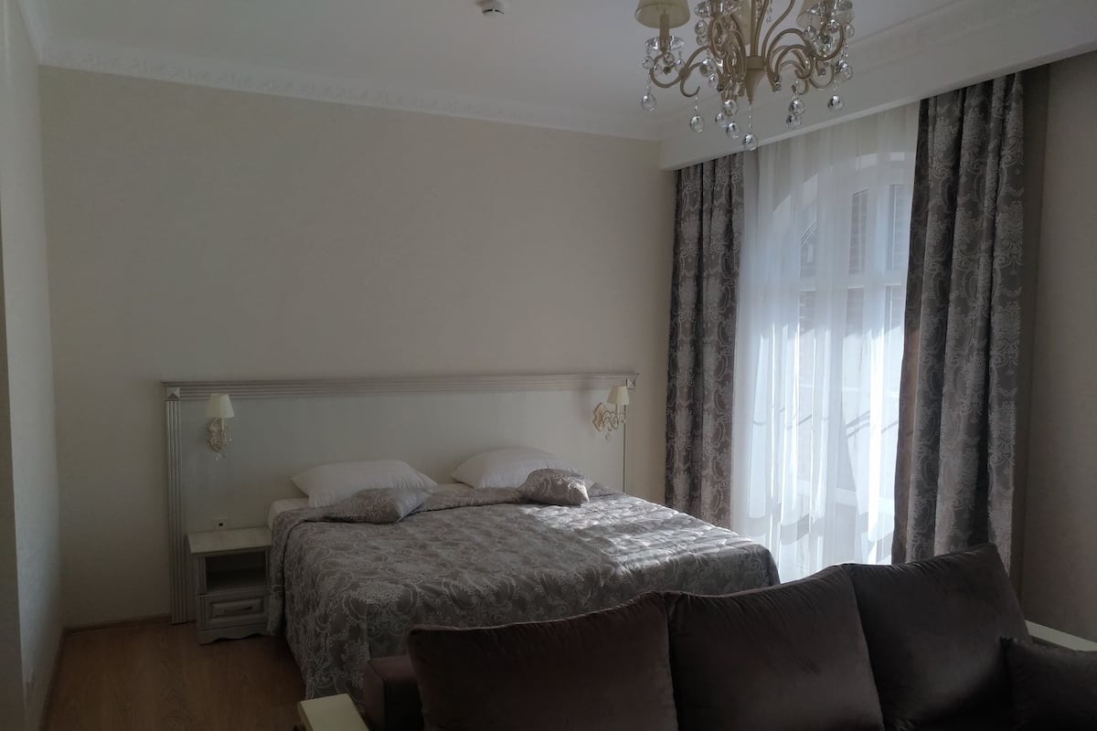 Studio | Luxe beddengoed, een kluis op de kamer, een bureau