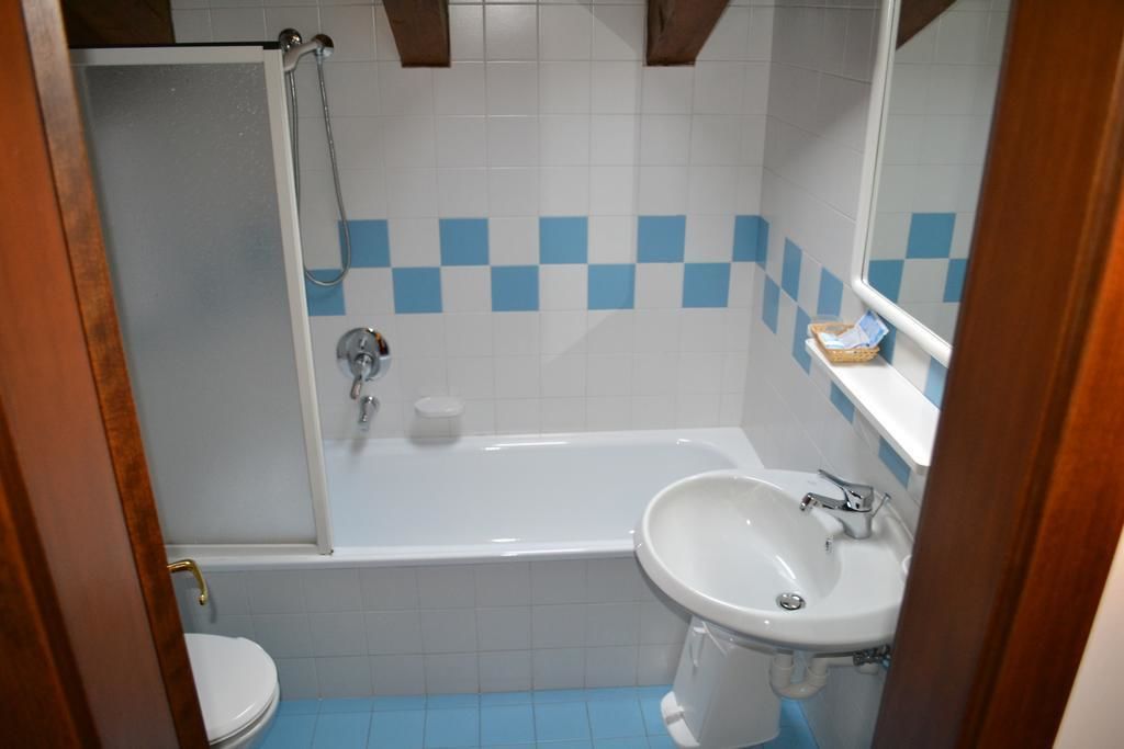 Un baño con bañera, inodoro y lavamanos.