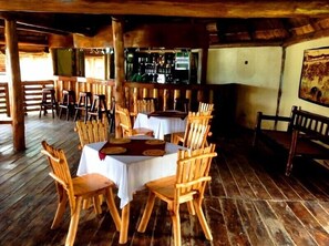 Serveert ontbijt, lunch, diner, internationale gerechten 