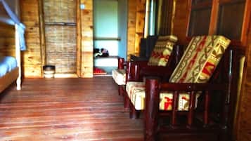 Deluxe Cottage, Lake View | Living area