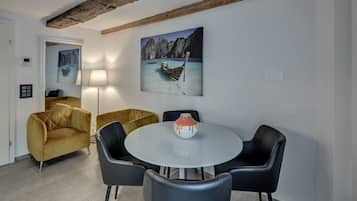 Studio (Boutique Double) | Essbereich im Zimmer