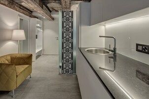 Studio (Boutique Single) | Premium bedding, laptop workspace, iron/ironing board, free WiFi