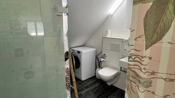 Apartamento Business | Baño | Ducha, artículos de higiene personal gratuitos y secador de pelo