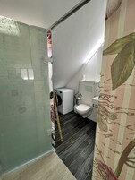 Ducha, artículos de tocador gratuitos, secador de pelo, toallas