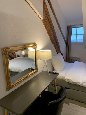 Studio (Boutique Mini) | Premium bedding, laptop workspace, iron/ironing board, free WiFi - The Residence La Cittadella (Baden)