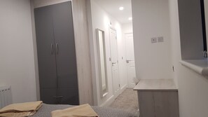 Iron/ironing board, free cots/infant beds, free WiFi - Central City House (Liverpool)
