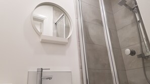 Dobbeltrom | Bad | Dusj, toalettartikler (inkludert), hårføner og håndklær