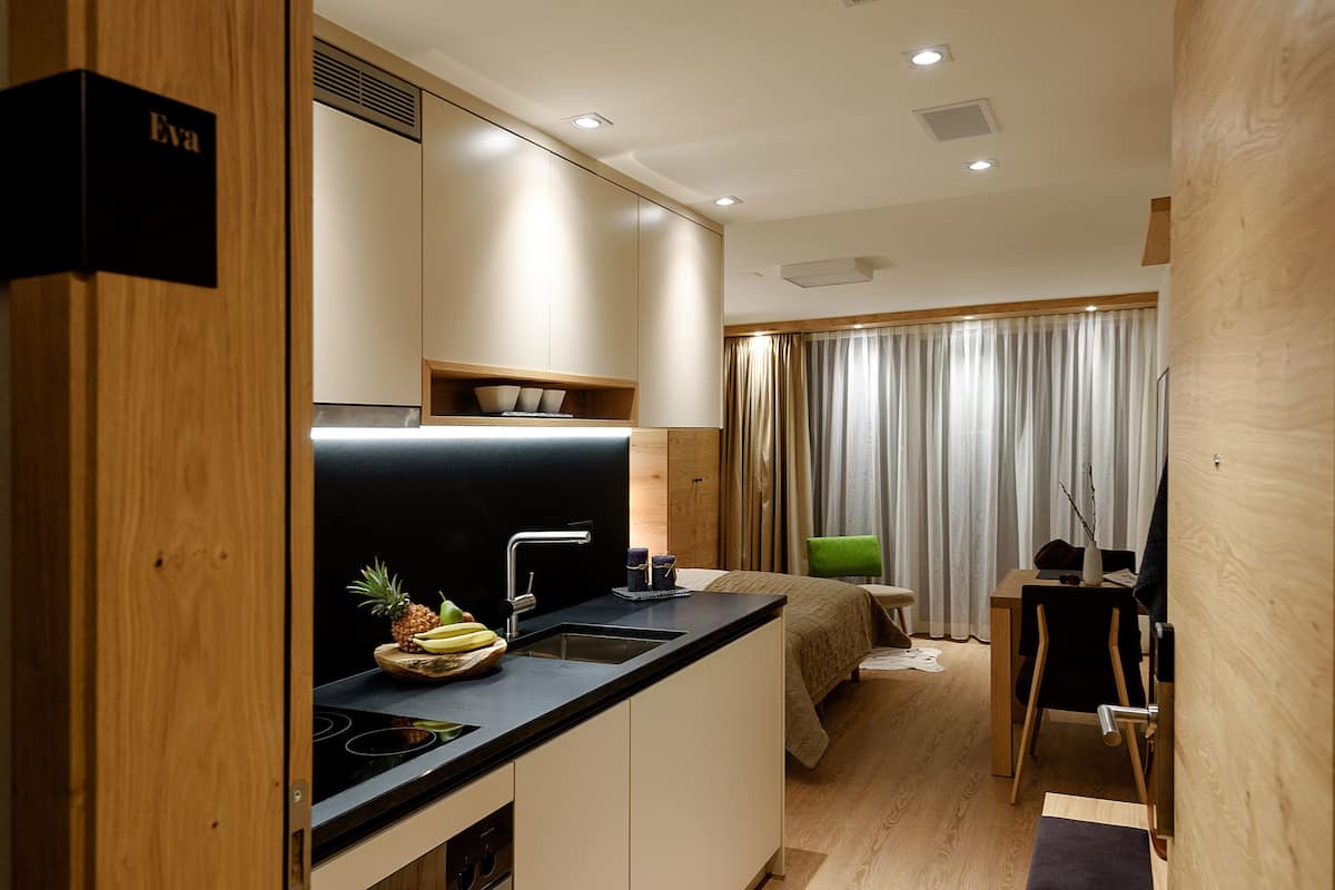 Full-sized fridge, oven, stovetop, dishwasher