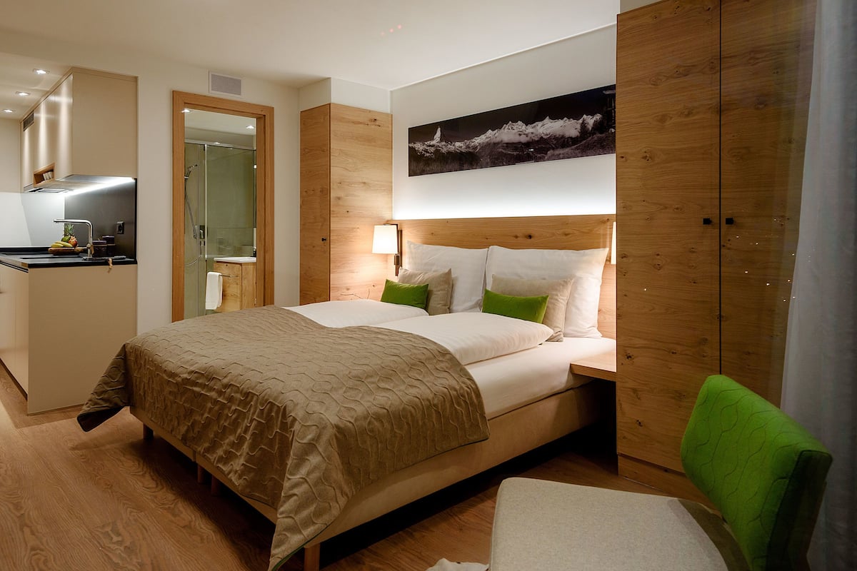 1 bedroom, premium bedding, desk, blackout curtains