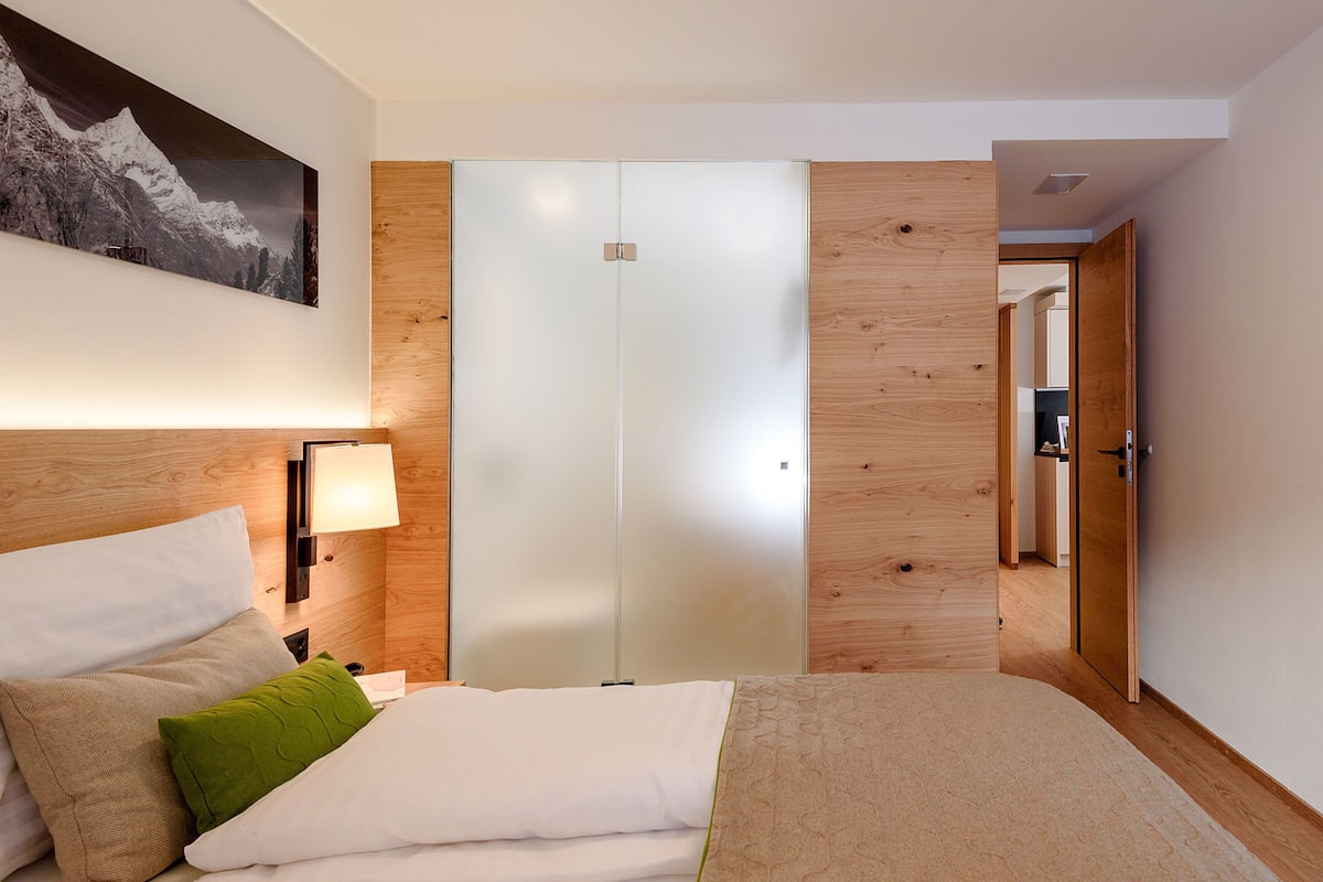 1 bedroom, premium bedding, desk, blackout curtains