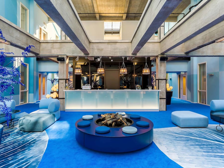 Serverer frokost og lunsj