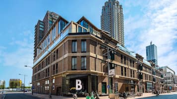 Experience the blend of traditional and modern styles at this hotel, featuring a flat roof and large windows.