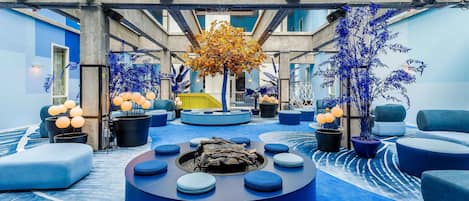 Serves breakfast and lunch