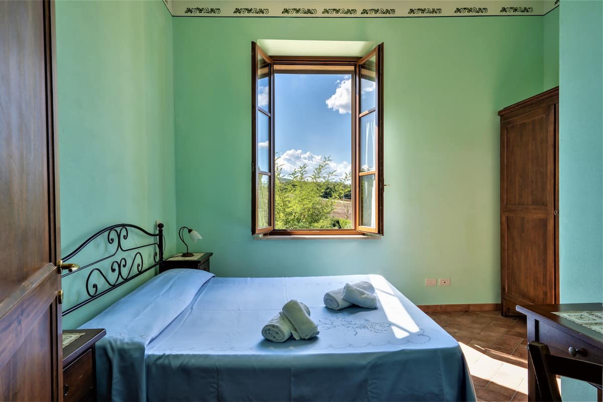 2 bedrooms, iron/ironing board, cots/infant beds, free WiFi