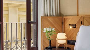 Minibar, coffres-forts dans les chambres, bureau, rideaux occultants