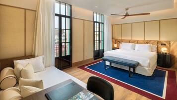 Een minibar, een kluis op de kamer, een bureau, verduisterende gordijnen