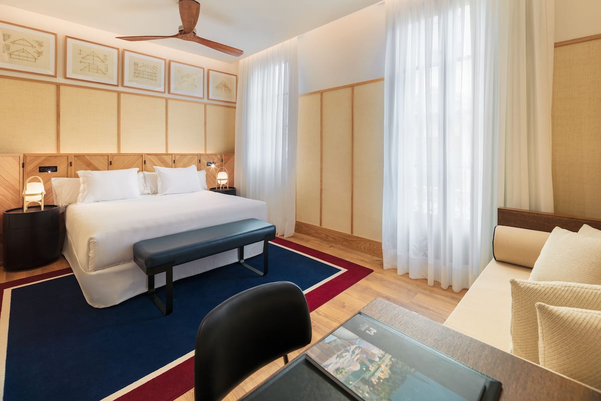 Minibar, Zimmersafe, Schreibtisch, Verdunkelungsvorhänge